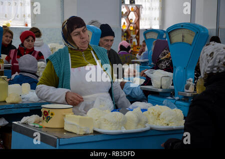 Eine Frau, die den Verkauf von Käse in Chisinau Central Street, Chisinau (Chisinau), der Republik Moldau, November 2018 Stockfoto