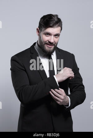 Ernsthafte Geschäftsmann sein Cuff Link auf der Hülle der Shirt Stockfoto