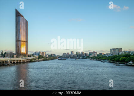 Skyline von Brisbane City durch den Brisbane River Stockfoto