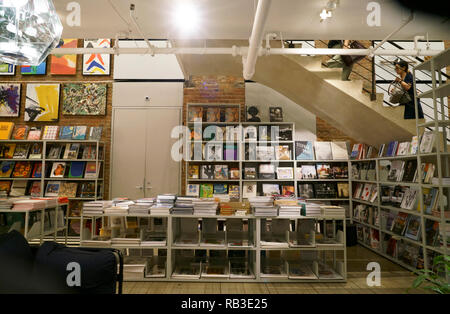 Kunst Bücher zum Verkauf im MoMA Design Store in Soho. Manhattan, New York City.NY USA Stockfoto