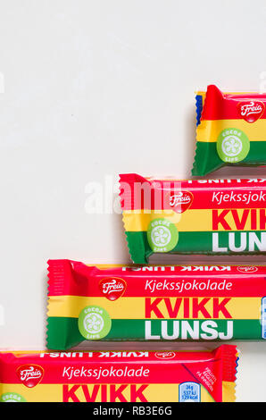 Traditionellen norwegischen Kvikk Lunsj (kleinste Version) auf weißem Hintergrund. Stockfoto