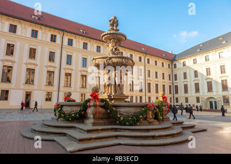 Große, üppig barocke Kohls Brunnen auch als Brunnen Lions in der zweiten Hof der Prager Burg. Stockfoto