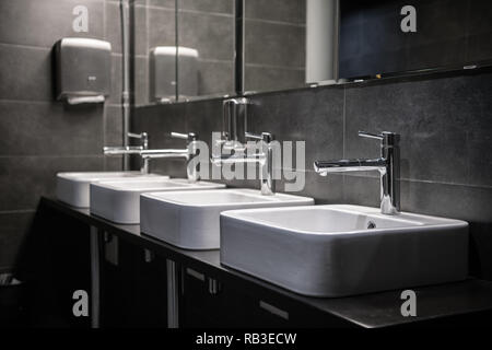 Innenraum eines modernen öffentlichen Bad WC in grauen Farben Stockfoto