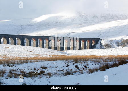 Ribblehead Viadukt am Fuße der Whernside in den Yorkshire Dales National Park Stockfoto