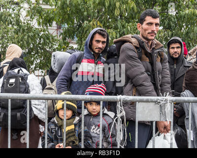 SID, Serbien - November 17, 2015: Flüchtlinge, Frauen und Kinder stehen und warten die Kroatien Serbien Grenze zu überqueren, am Sid Bahnhof auf der B Stockfoto