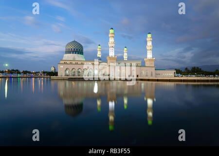 Schöne Stadt Kota Kinabalu Moschee spiegeln sich in die Lagune während der Dämmerung Sonnenuntergang blaue Stunde. Stockfoto