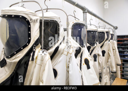 Self-Contained atmosphärische Schutzschicht Ensemble Anzüge Hand in der Klage - bis Zimmer im Multi-Payload am Kennedy Space Center der NASA zum 31. Oktober 2018 in Cape Canaveral, Florida. Stockfoto