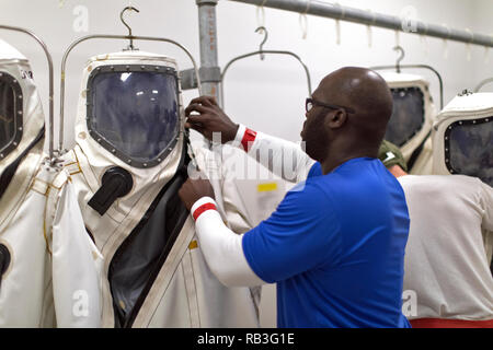 Ein Bediener bereitet seine Self-Contained atmosphärische Schutzschicht Ensemble Anzüge im Anzug - bis Zimmer im Multi-Payload am Kennedy Space Center der NASA zum 31. Oktober 2018 in Cape Canaveral, Florida. Stockfoto