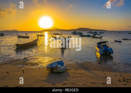 Luftaufnahme Fischerboote im Shore während der Ebbe in Rawai Beach Phuket Thailand Stockfoto