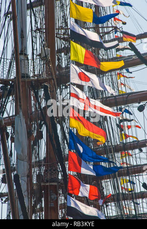 Maritime Signal flags auf dem Schiff der Mast in Hamburg Hafen-Geburtstag Stockfoto