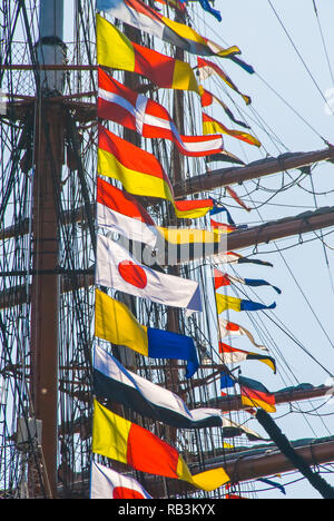 Maritime Signal flags auf dem Schiff der Mast in Hamburg Hafen-Geburtstag Stockfoto