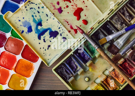 Artist's Tools, professional Aquarellfarben in einer Box, Bürsten, Aquarell Palette Stockfoto