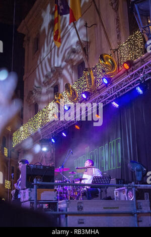 PALMA DE MALLORCA, 31. Dezember 2018: die Band spielt auf Silvester feiern am Plaza Cort am 31. Dezember in Palma de Mallorca, Spanien 2018. Stockfoto