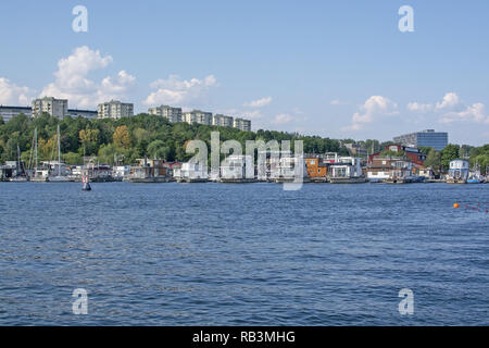 STOCKHOLM, Schweden - 17. JULI 2018: Blick richtung Pampas Marina Boote aus Hornsbergsstrand an einem sonnigen Tag am 17. Juli 2018 in Stockholm, Schweden. Stockfoto