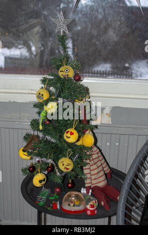 STOCKHOLM, Schweden, 20. Dezember 2018: Weihnachtsbaum mit gelben Smileys am 20. Dezember in Stockholm, Schweden 2018 eingerichtet. Stockfoto