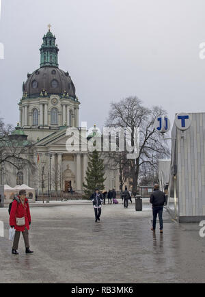 STOCKHOLM, Schweden, 29. Dezember 2018: Die Stadt Szene am Odenplan mit Gustaf Vasa Kirche Menschen und Eingang zur S-Bahn und U-Bahn am 29. Dezember Stockfoto