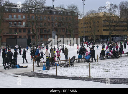 STOCKHOLM, Schweden, 29. Dezember 2018: Skater auf Eis auf einem kalten und bewölkten Tag in vasaparken am 29. Dezember 2019 in Stockholm, Schweden Stockfoto