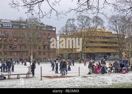 STOCKHOLM, Schweden, 29. Dezember 2018: Skater auf Eis auf einem kalten und bewölkten Tag in vasaparken am 29. Dezember 2019 in Stockholm, Schweden Stockfoto