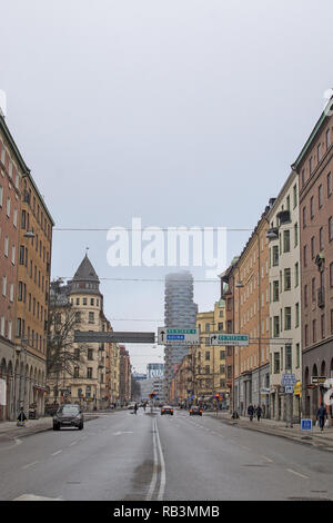 STOCKHOLM, Schweden, 29. Dezember 2018: Vasastan streetview mit Hochhaus auf Norrtullsgatan im Nebel am 29. Dezember 2019 in Stockholm, Schweden Stockfoto