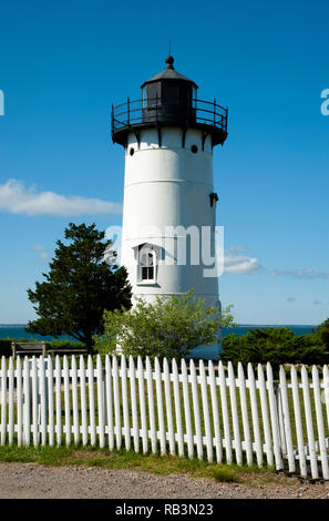 Der Osten Lighthouse Tower Hacken, eine Insel Leuchtfeuer auf Martha's Vineyard, ist aus Gusseisen gefertigt. Es ist eine beliebte Attraktion für Touristen. Stockfoto