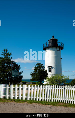 Historische Insel Leuchtturm, Osten licht Hacken, sitzt auf Telegraph Hill mit Blick auf den Ozean auf Martha's Vineyard Insel auf einem Sommer sonnigen Tag. Stockfoto