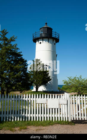 Osten Lighthouse Tower Chop mit seinen gusseisernen Turm Bau vor der weissen Lattenzaun an einem Sommertag auf Martha's Vineyard Insel in Massach Stockfoto