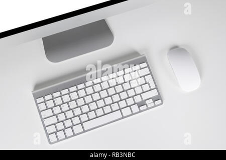 Arbeitsplatz mit Computer und drahtlose Tastatur und Maus auf weißem Hintergrund Stockfoto