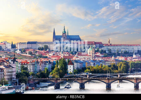 Prag, Blick auf die Stadt mit Manes Brücke und Prager Kleinseite mit c Stockfoto