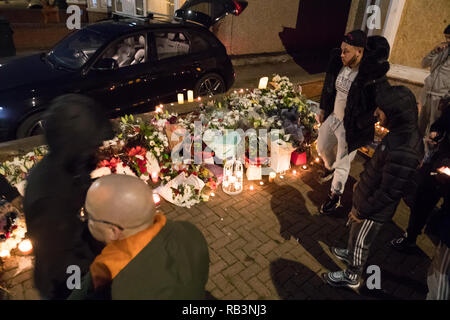 Floral Tribute sind an einem Haus in Burnaby Road in Coventry während einer Vigil links, nach Polizei tödlich ein Mann während einer "Intelligence geschossen - LED "Betrieb am Freitag. Stockfoto