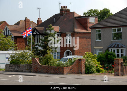 Smart house stolz Union Flag am Straßenrand, Swanwick, Derbyshire, England Stockfoto