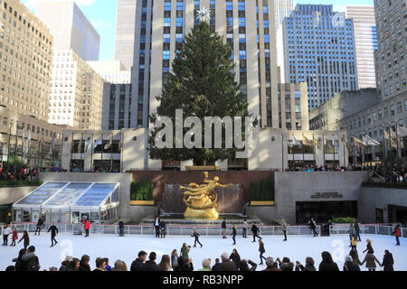 Eislaufbahn, Weihnachtsbaum, Rockefeller Center, Manhattan, New York City, New York, Vereinigte Staaten von Amerika Stockfoto