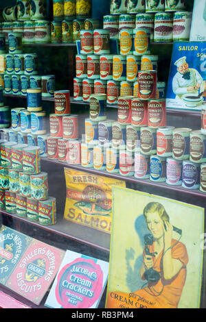 Altmodische shop Fenster in St. Fagans National History Museum in Cardiff, South Wales Stockfoto