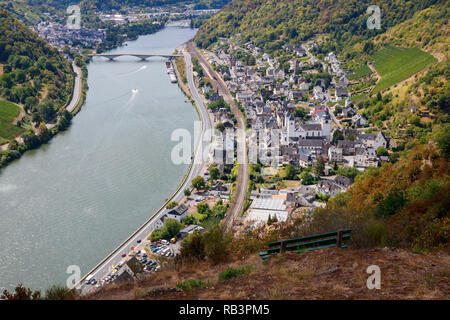 Luftaufnahme der Treis-Karden Gemeinde, die Mosel und die umliegenden Hügel mit einem Sitz im Vordergrund. Cochem-Zell, Deutschland Stockfoto