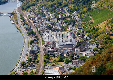 Luftaufnahme der Treis-Karden Gemeinde, die Mosel und die umliegenden Hügel an einem sonnigen Tag. Cochem-Zell, Rheinland-Pfalz, Deutschland. Stockfoto