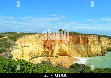 Spektakuläre Felsformationen auf Benagil Strand an der Küste der Algarve in Portugal Stockfoto