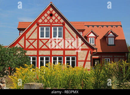 Schöne Fachwerkhaus mit roten Balken im Bau, in der noch fehlenden Rendern Stockfoto