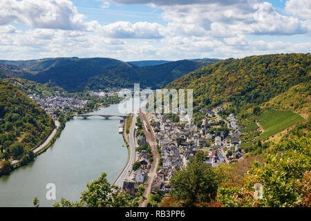 Luftaufnahme der Treis-Karden Gemeinde, die Mosel und die umliegenden Hügel an einem sonnigen Tag. Cochem-Zell, Rheinland-Pfalz, Deutschland. Stockfoto