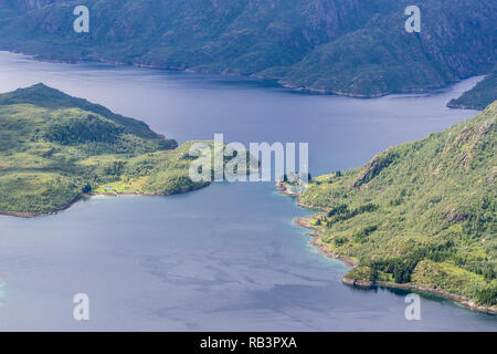 Blick vom Berg über dem Dorf Raften in den Raftsund, die Meerenge zwischen den Inseln Hinnøy und Austvågøya, Eintritt zum Trollfjord (oben r Stockfoto