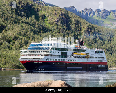 Hurtigruten Kreuzfahrt vorbei an den Raftsund, die Meerenge zwischen den Inseln Hinnøy und Austvågøya, von steilen Bergen, Norwegen Stockfoto