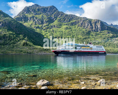 Hurtigruten Kreuzfahrt vorbei an den Raftsund, die Meerenge zwischen den Inseln Hinnøy und Austvågøya, von steilen Bergen, Norwegen Stockfoto