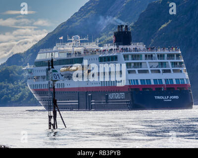 Hurtigruten Kreuzfahrt Schiff "trollfjord" vorbei an den Raftsund, die Meerenge zwischen den Inseln Hinnøy und Austvågøya, von steilen Bergen, Norwegen Stockfoto