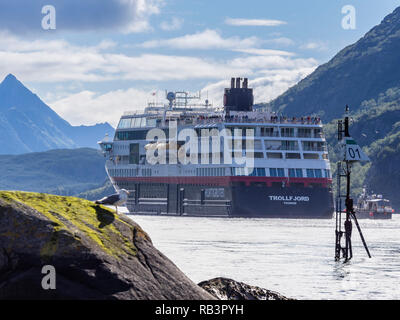 Hurtigruten Kreuzfahrt Schiff "trollfjord" vorbei an den Raftsund, die Meerenge zwischen den Inseln Hinnøy und Austvågøya, von steilen Bergen, Norwegen Stockfoto