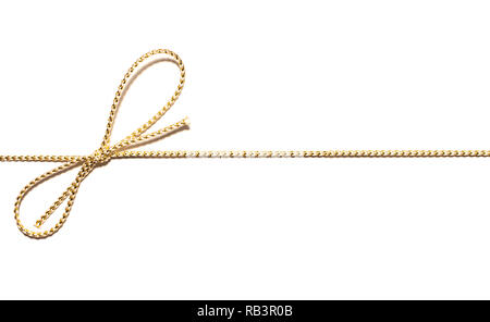 Golden satin Seil parallel mit ineinandergeschlungenen Bug Geschenkband wrap zum Rahmen für Weihnachtsgeschenk mit komplizierten/ Details isoliert herausgeschnitten, Draufsicht Stockfoto