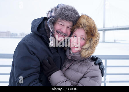 Porträt des älteren Paares Spaß im Freien im Winter lächelnd und mit Blick auf die Kamera Stockfoto