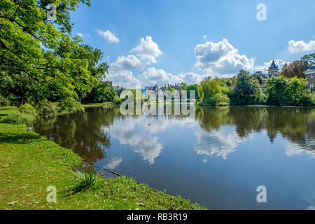 Der Vondelpark, Amsterdam, Niederlande. Wundervolle Park in der Mitte der Stadt. Stockfoto