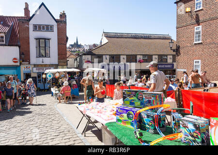Marktstände auf dem Marktplatz, Whitby, North Yorkshire, England, Vereinigtes Königreich Stockfoto
