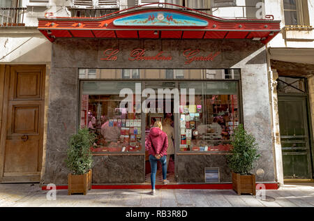 Kunden queuing Fleisch bei La Boucherie Gardil, Shop eine Fleischerei in der rue Saint-Louis en l'Île, Paris, Frankreich zu kaufen Stockfoto