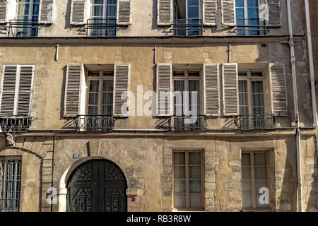 Gebäude aus Stein mit weissen Fensterläden aus Holz auf der rue Saint-Louis-en-l'Île, Paris, Frankreich Stockfoto