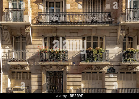 Apartment Gebäude mit schmiedeeisernen Balkonen und Blumenkästen an der Rue Saint-Louis-en-l'Île, Paris, Frankreich Stockfoto