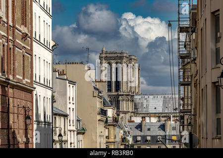Die Twin Towers und das Dach der Kathedrale Notre-Dame de Paris von der Rue Valette, in der 5. Arrondissement von Paris, Frankreich Stockfoto